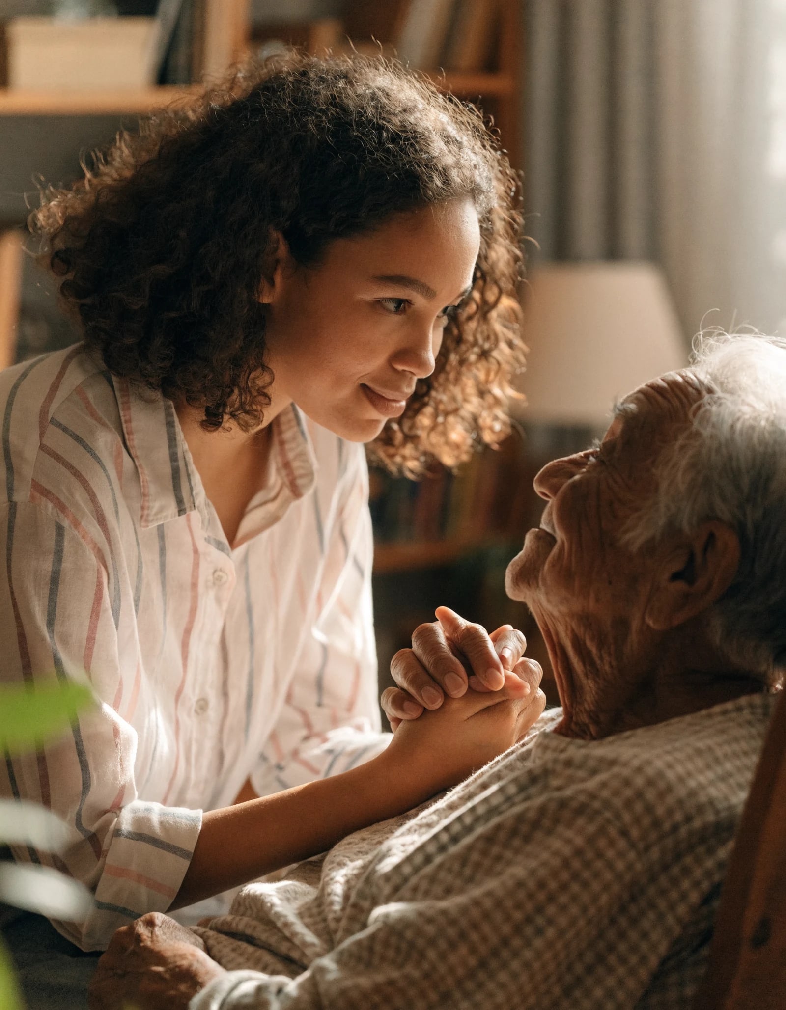 Cuidado de adultos mayores y dependencia funcional